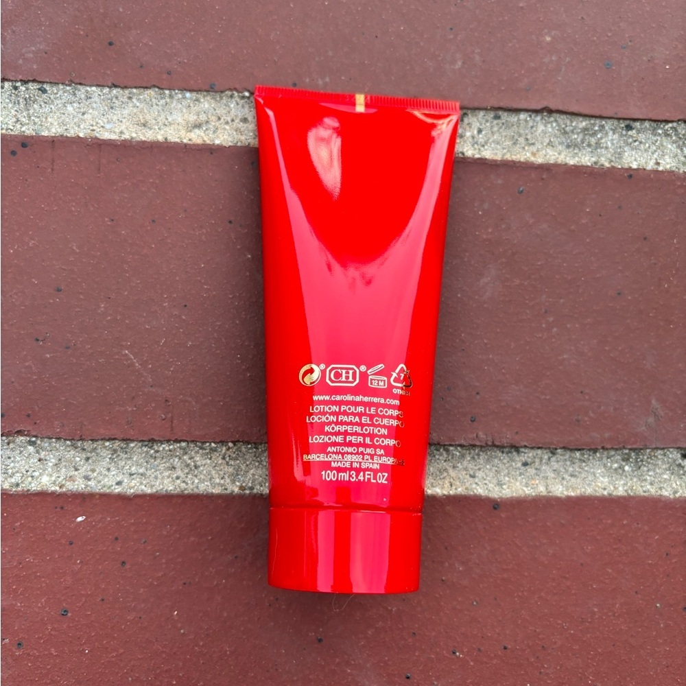 Carolina Herrera Very Good Girl Body Lotion - Red - Picture 2 of 2